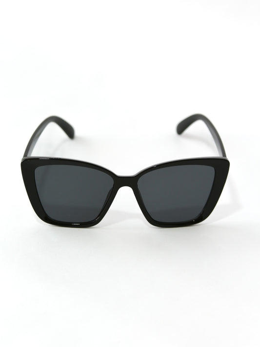 Gafas de sol estilo ojo de gato, marco color negro.