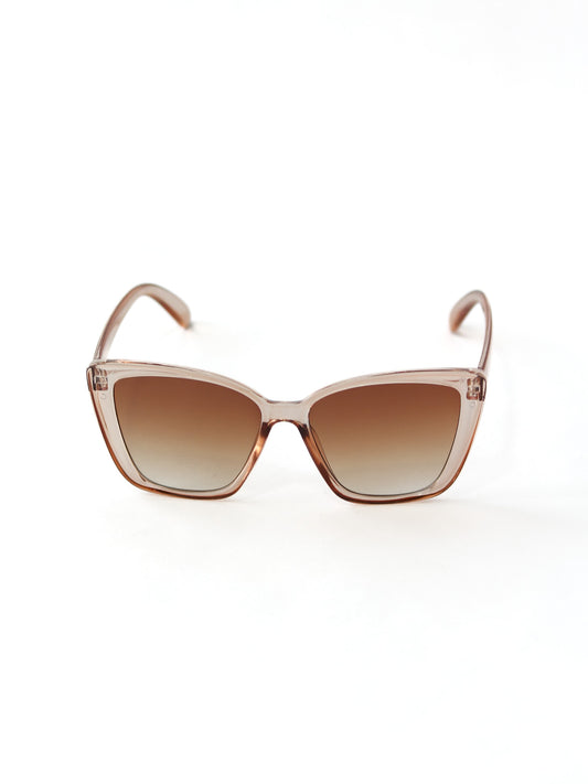 Gafas de sol estilo ojo de gato, marco color nude con lente café degradado.