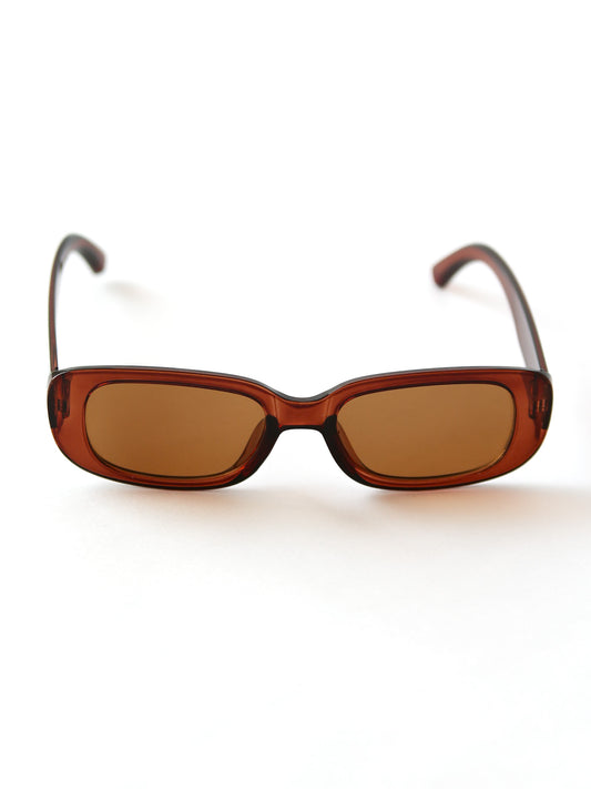 Gafas de sol estilo clásico rectangular color café.