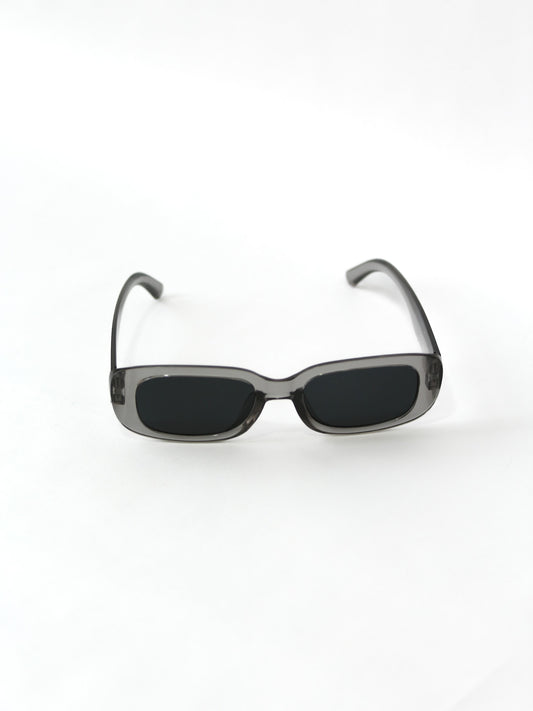 Gafas de sol estilo clásico rectangular color transparente con lente gris oscuro.