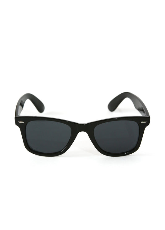 Gafas de sol estilo wayfarer clásicas color negro.