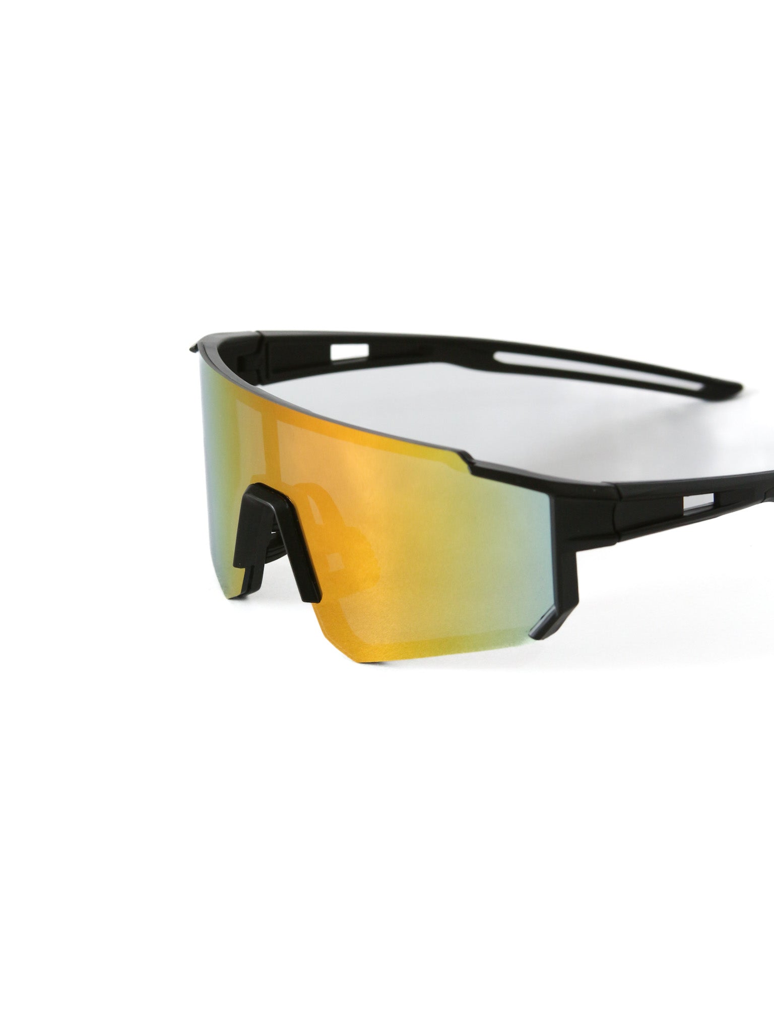 Gafas de sol estilo runner o cycling, marco color negro y lentes color holográfico.