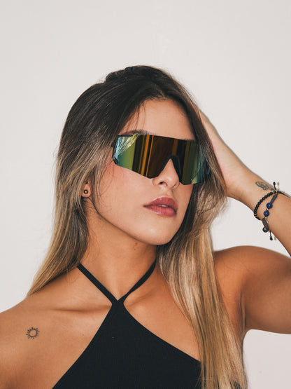 Gafas de sol estilo runner o cycling, marco color negro y lentes color holográfico.