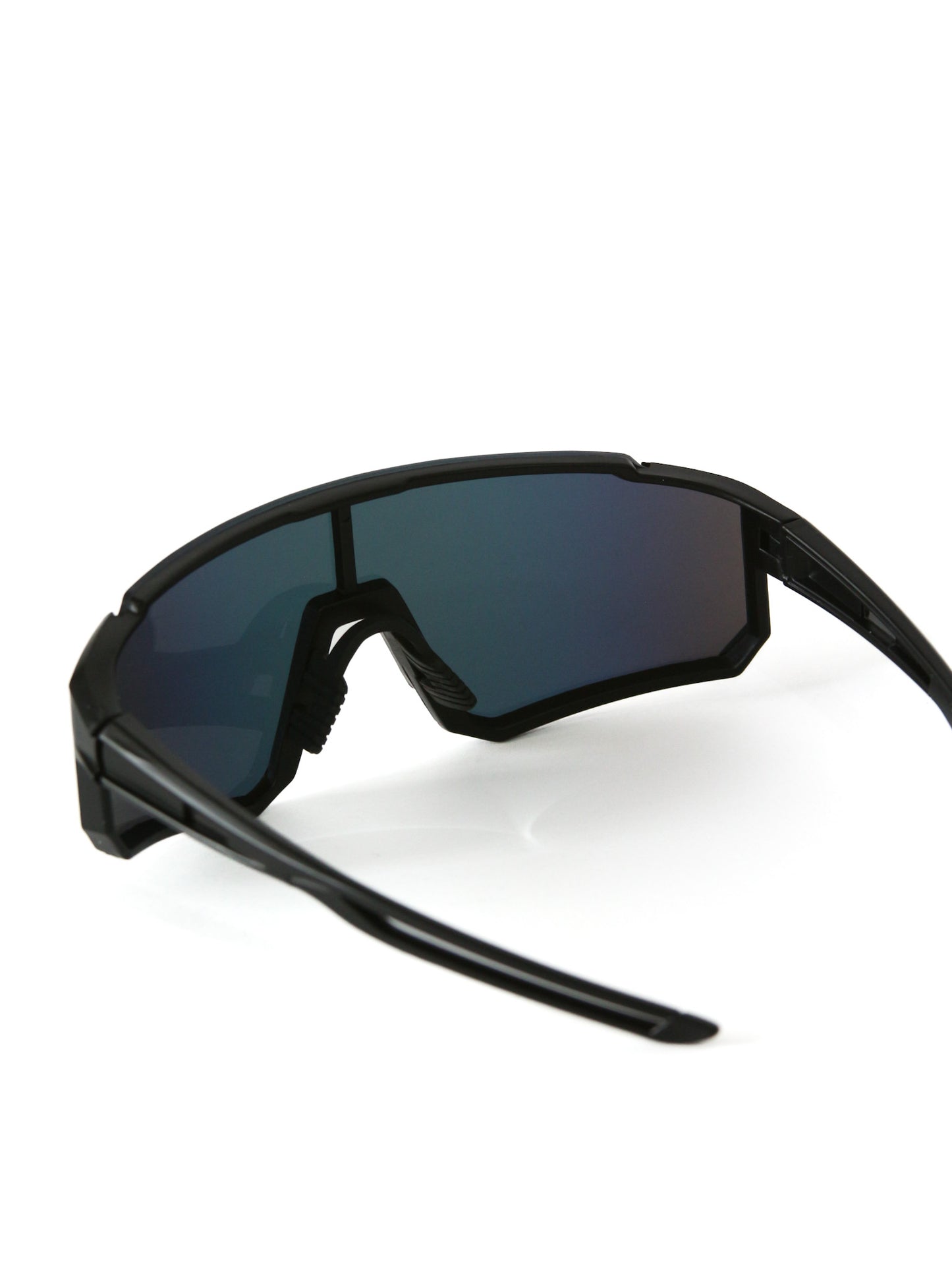 Gafas de sol estilo runner o cycling, marco color negro y lentes color holográfico.