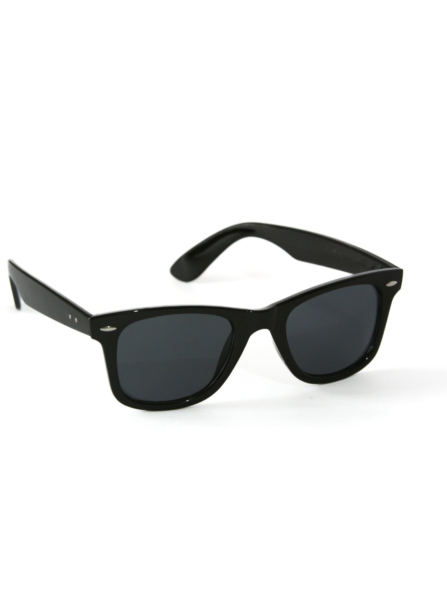 Gafas de sol estilo wayfarer clásicas color negro.