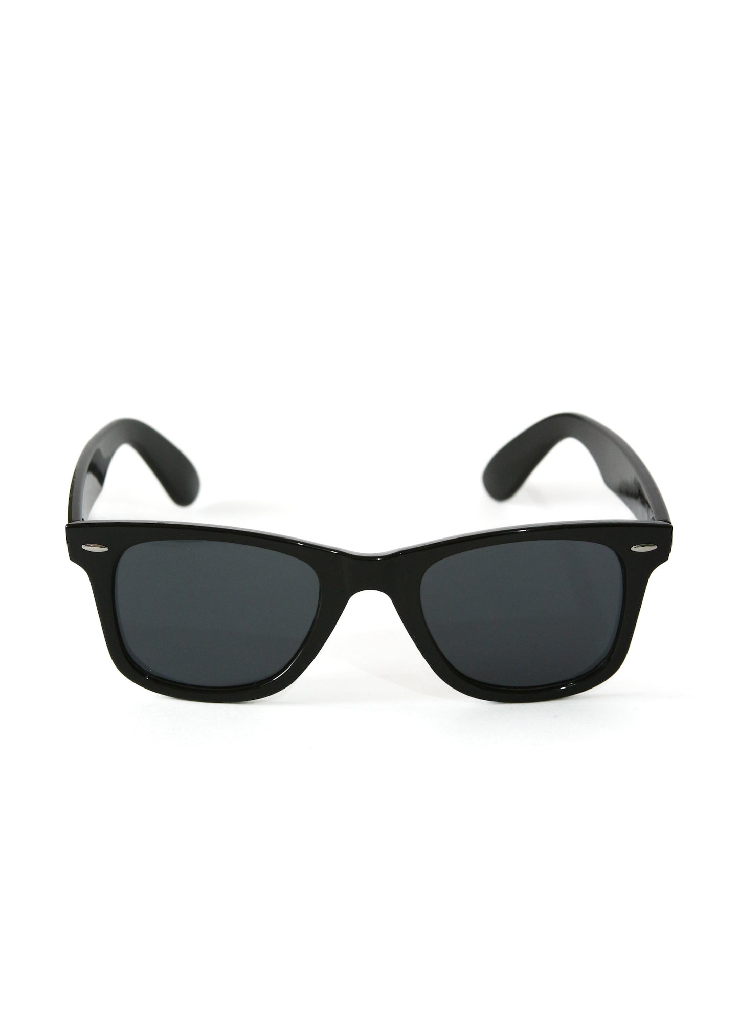 Gafas de sol estilo wayfarer clásicas color negro.