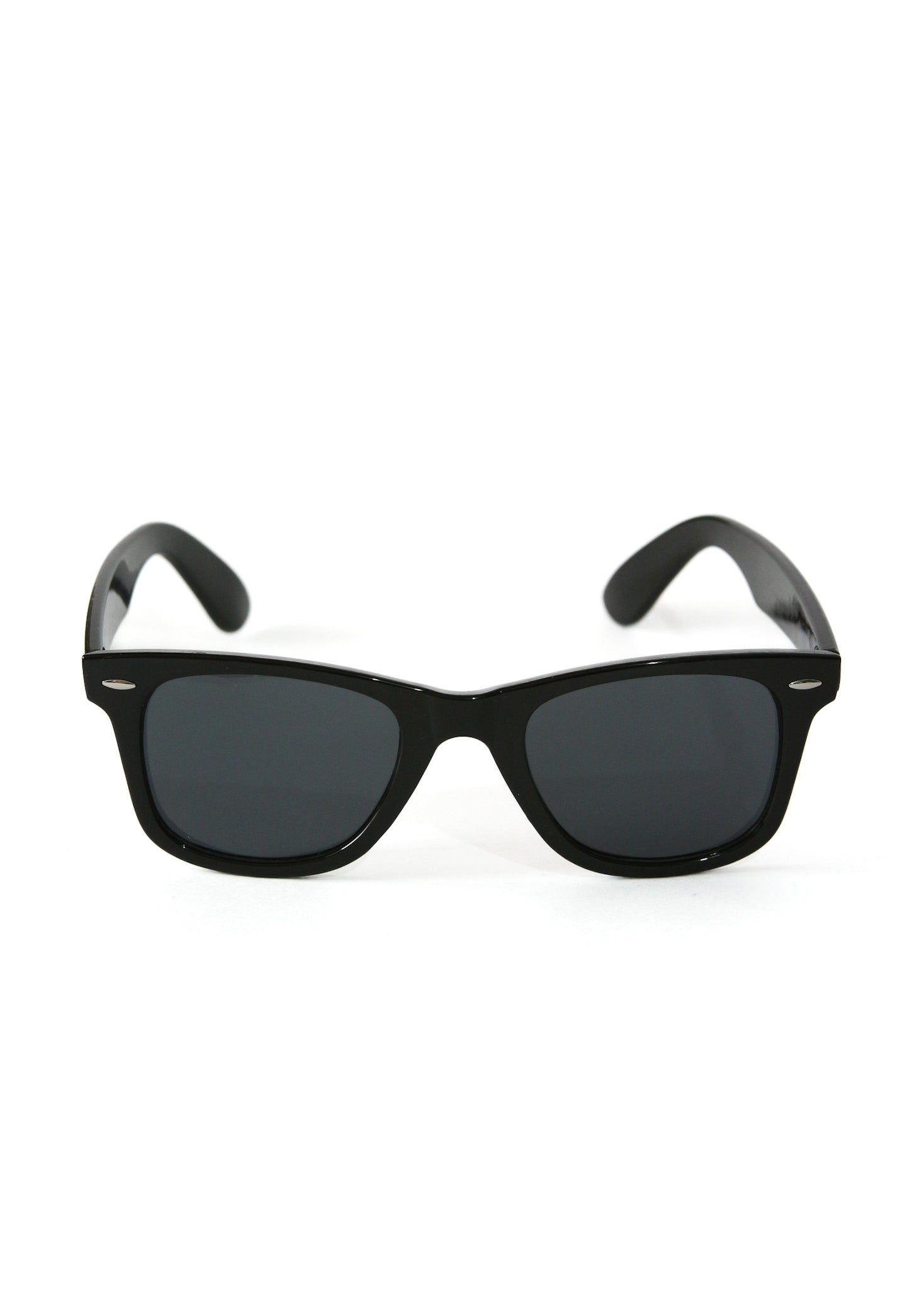 Gafas de sol estilo wayfarer clásicas color negro.
