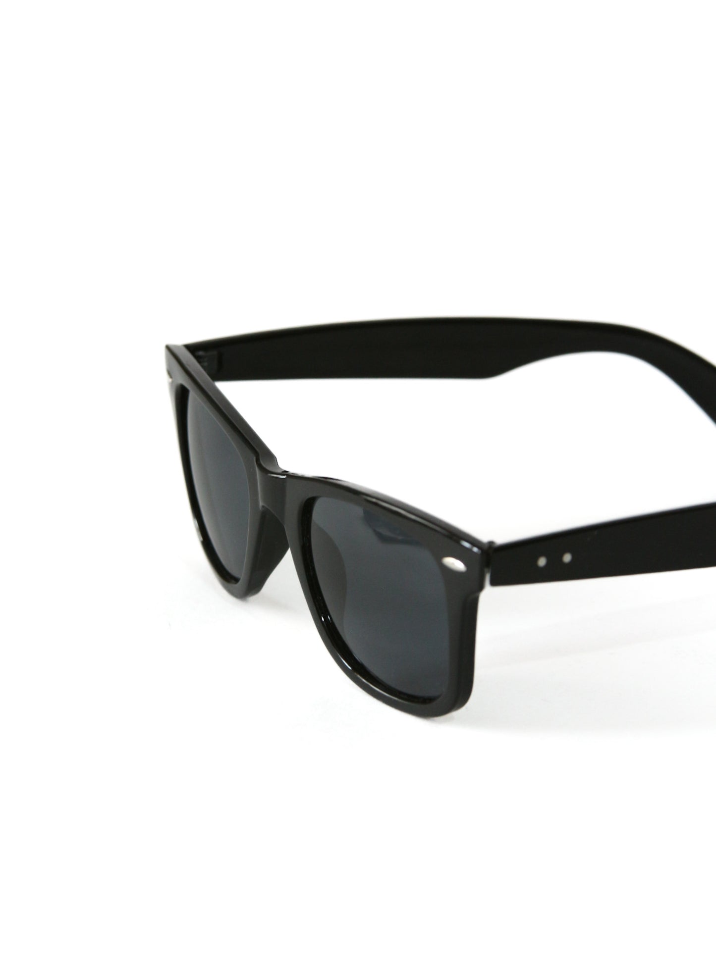 Gafas de sol estilo wayfarer clásicas color negro.