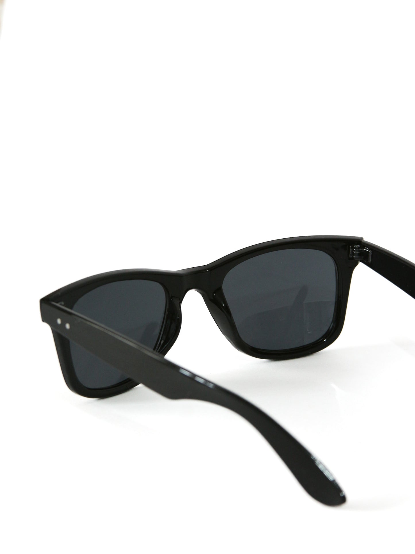 Gafas de sol estilo wayfarer clásicas color negro.